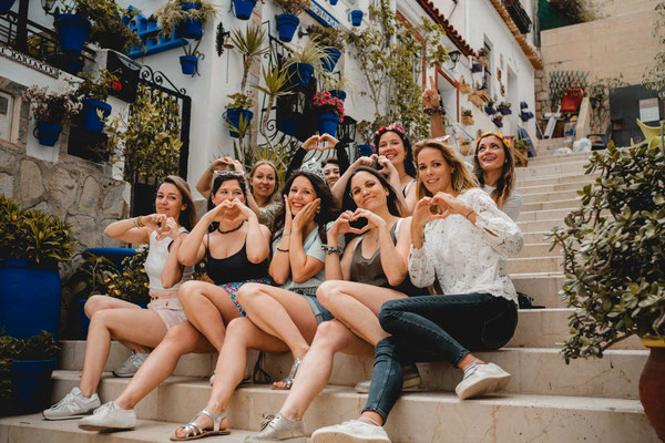 sesión de fotos de despedida de soltera en el barrio de Santa cruz en Alicante