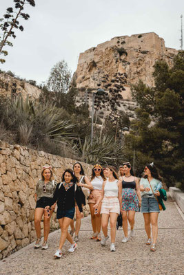 sesión de fotos de despedida de soltera en el castillo santa Barbara en Alicante