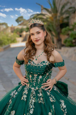 Sesión de fotos de quinceañera en el Castillo de Santa Barbara en Alicante con el fotografo Miguel Zare