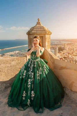 Sesión de fotos de quinceañera en el Castillo de Santa Barbara en Alicante con el fotografo Miguel Zare
