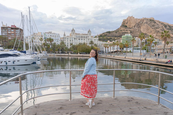 “Sesión de fotos lifestyle en el puerto de Alicante con el Castillo de Santa Bárbara de fondo”