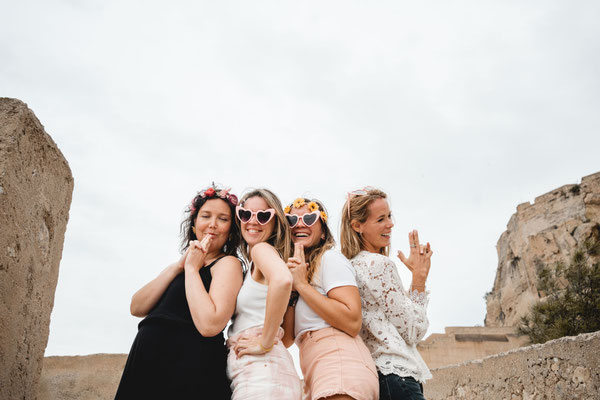 sesión de fotos de despedida de soltera en el castillo santa Barbara en Alicante