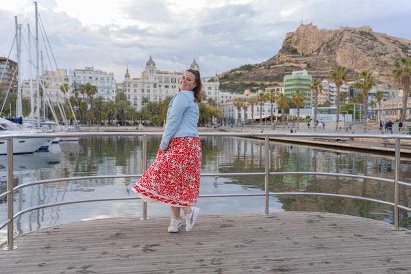 “Sesión de fotos lifestyle en el puerto de Alicante con el Castillo de Santa Bárbara de fondo”