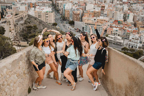 sesión de fotos de despedida de soltera en el castillo santa Barbara en Alicante