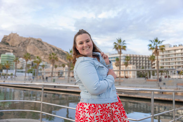 “Sesión de fotos lifestyle en el puerto de Alicante con el Castillo de Santa Bárbara de fondo”