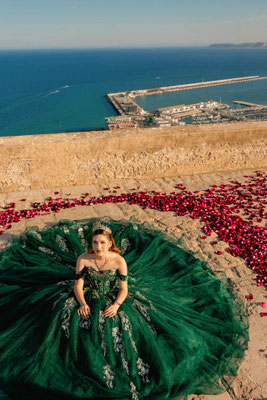 Sesión de fotos de quinceañera en el Castillo de Santa Barbara en Alicante con el fotografo Miguel Zare