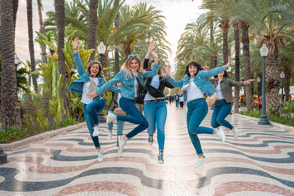 sesión de fotos de despedida de soltera en la explanada en Alicante