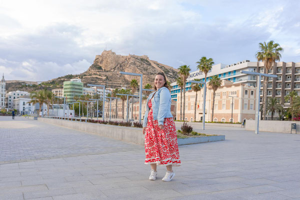 “Sesión de fotos lifestyle en el puerto de Alicante con el Castillo de Santa Bárbara de fondo”