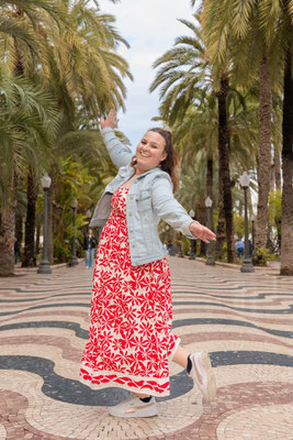 “Sesión de fotos lifestyle en la Explanada de España, Alicante – Mónica”