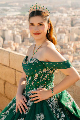 Sesión de fotos de quinceañera en el Castillo de Santa Barbara en Alicante con el fotografo Miguel Zare