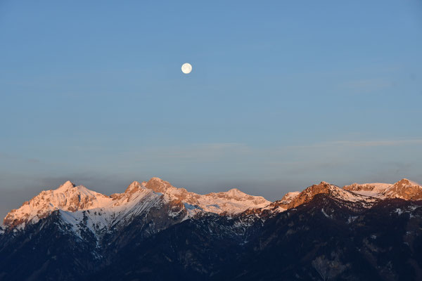 Wintermond über den Bergen