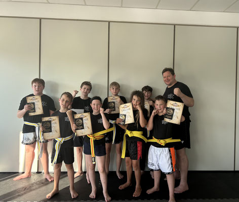 Prüfungsgruppe der Teens-Anfänger im K-1 Kickboxen