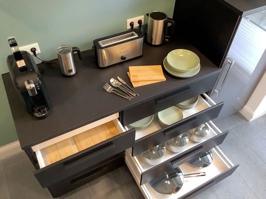 Kaffeemaschine, Wasserkocher, Toaster, Geschirr