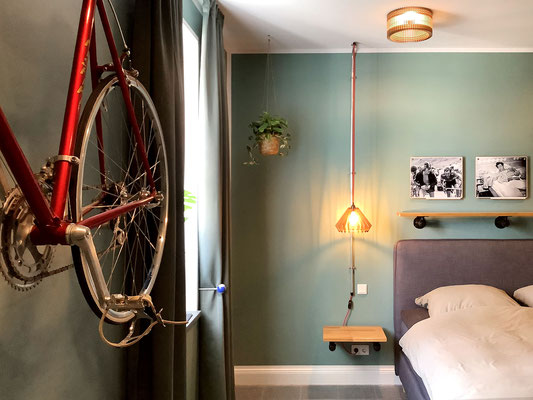 Schlafzimmer mit Kingsize Bett