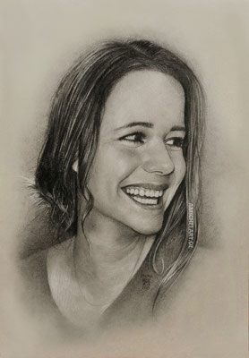 Anni - 2023, 30 x 42 cm, Kohle/Bleistift/Buntstift auf Karton