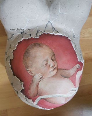 Bemalung des Gibsabdrucks eines Babybauchs - Acrylfarbe, 2022