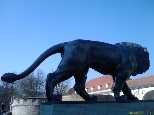 Bronze-Löwe mit Blickrichtung Badehaus 2 und 3 von Bildhauer Wilhelm Jobst unter Ernst-Ludwig von Hessen und bei Rhein, Foto: Beatrix van Ooyen