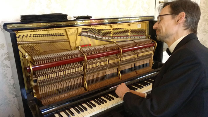 Holger Becker, Musikhaus Ortel aus Friedberg und Pianist + Bariton Wolfgang Michael Weiß an Elvis' Klavier im Hotel Villa Grunewald Bad Nauheim, Foto: Beatrix van Ooyen, 28.02.2020