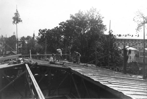 Dachdeckerarbeiten auf dem Forschungs-Institut, im Hintergrund Hotel Hupfeld, Foto: Kerckhoff-Stiftung