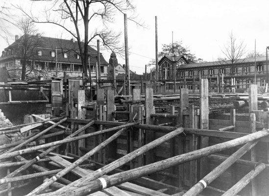 Baugründung des Forschungs-Instituts, im Hintergrund der Sprudelhof und das Badehaus 8 (heute Parkplatz) Foto: Kerckhoff-Stiftung