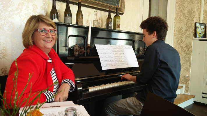 Jule Heck und Max Teschner bei der Vorbereitung des Lesetermins, Foto: Beatrix van Ooyen 03.02.2018