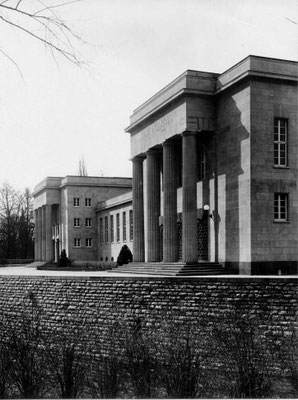 Das W.G. Kerckhoff-Institut in seitlicher Ansicht mit Blickrichtung Parkstraße; im Vordergrund die Einfassung des Flüsschens Usa, einem Wildwasser. Foto: Online-Museum Bad Nauheim