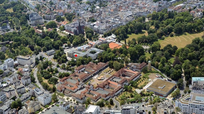 Ansicht Areal Sprudelhof mit benachbartem Max-Planck- und W.G. Kerckhoff-Institut (roter Punkt), Foto: Ernst Stadler