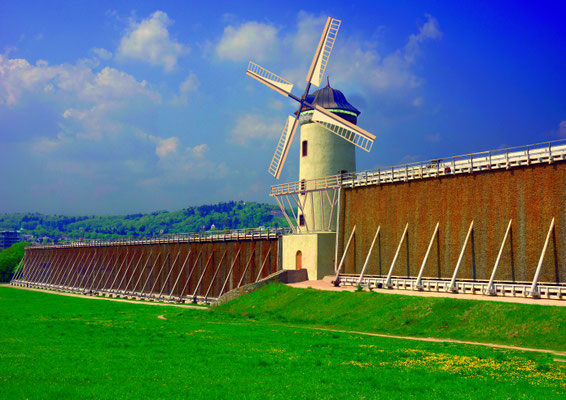 Die Visualisierung des Turms in der Langen Wand mit Windmühlenflügeln - Visualisierung: art+foto Jean-Marie Bourdin
