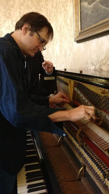 Holger Becker, Musikhaus Ortel aus Friedberg und Pianist + Bariton Wolfgang Michael Weiß an Elvis' Klavier im Hotel Villa Grunewald Bad Nauheim, Foto: Beatrix van Ooyen, 28.02.2020