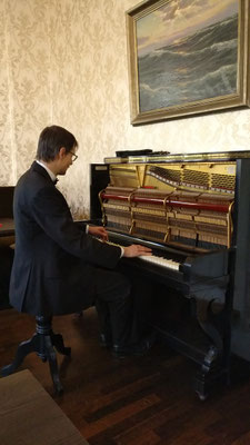 Holger Becker, Musikhaus Ortel aus Friedberg und Pianist + Bariton Wolfgang Michael Weiß an Elvis' Klavier im Hotel Villa Grunewald Bad Nauheim, Foto: Beatrix van Ooyen, 28.02.2020