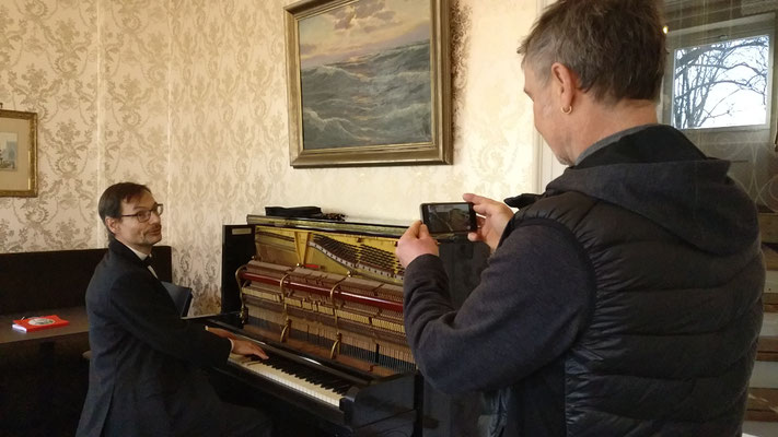 Holger Becker, Musikhaus Ortel aus Friedberg und Pianist + Bariton Wolfgang Michael Weiß an Elvis' Klavier im Hotel Villa Grunewald Bad Nauheim, Foto: Beatrix van Ooyen, 28.02.2020