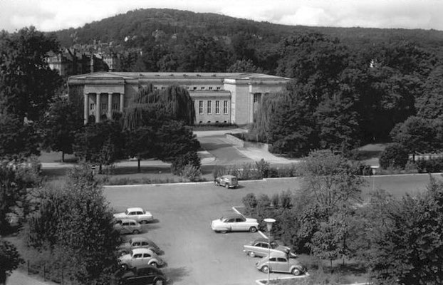 Dem W.G. Kerckhoff-Institut vorgelagert das noch heute vorhandene Parkdeck, früher Standort des Badehauses 8, einem Fachwerkbau mit Türmchen, Foto: Online-Museum Bad Nauheim