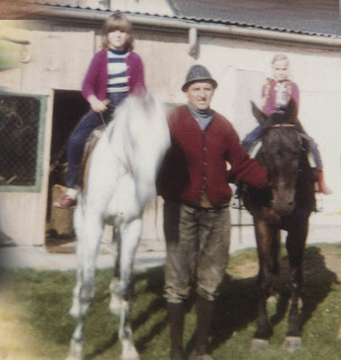 1974 - bei uns im Garten - meine Sis Helga auf Bolo, mein Pa - und ich auf Mira