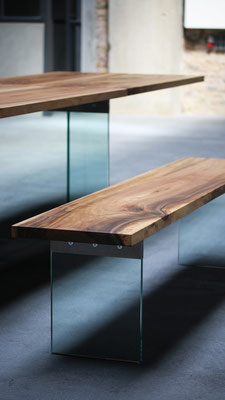 Tisch Esstisch 4x1 Glas massiver Nussbaum Edelstahl Tischfläche aus 4 einzelnen Teilen zusammengesetzt Pistorius Berlin