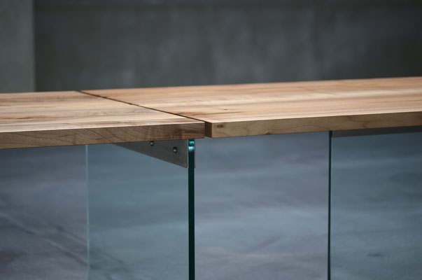 Tisch Esstisch 4x1 Glas massiver Nussbaum Edelstahl Tischfläche aus 4 einzelnen Teilen zusammengesetzt Pistorius Berlin
