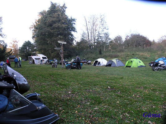 P1010026 so einige Zelte und auch Wohnwagen sind schon da  Foto: Güma