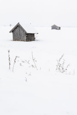 Holzhütte bei Schneefall