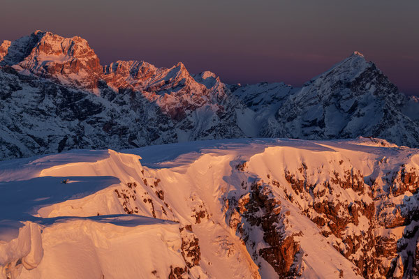 Abendlicht auf winterlicher Berglandschaft, Dolomiten, Italien