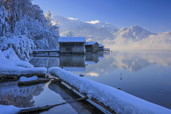 Schnee am Ufer eines Bergsees