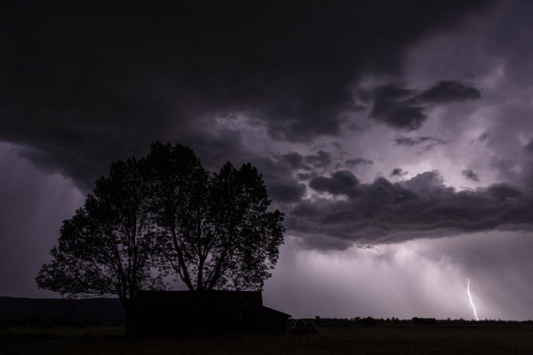 Gewitterwolken und Blitz