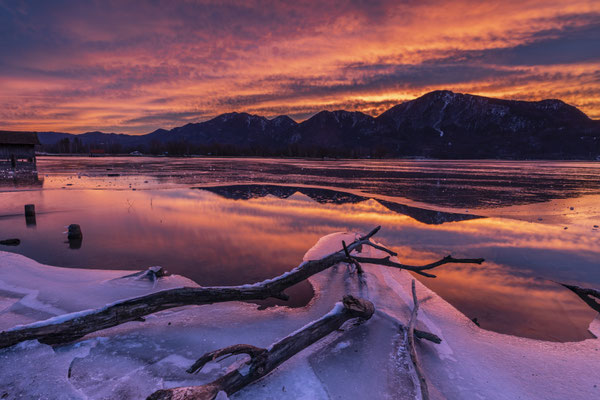 Morgenstimmung über einem Bergsee