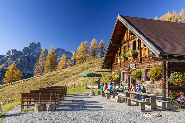 Berghütte mit Bänken, Dachstein, Österreich