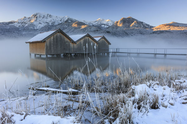 Fischerhütten an einem Bergsee