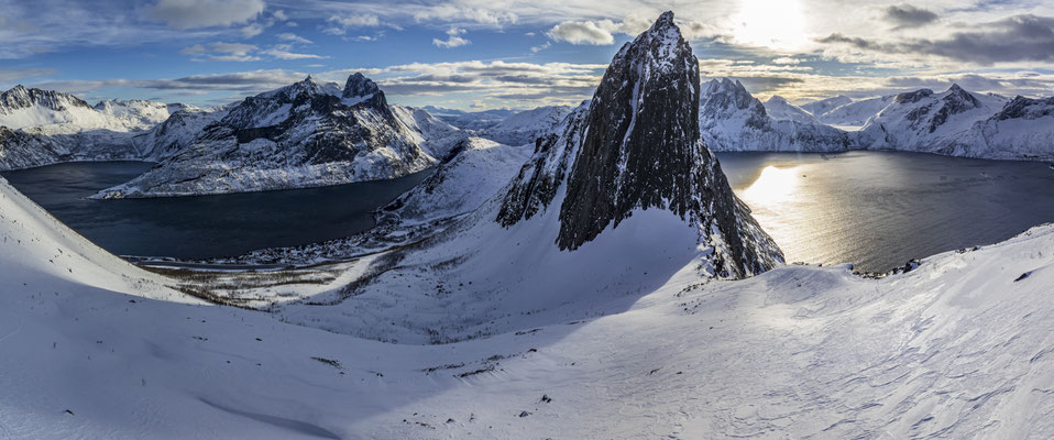 Panorama eines steilen Berges an der Küste im Winter, Segla, Senja, Norwegen