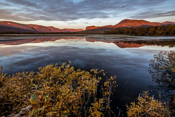 Berge spiegeln sich im See im Herbst