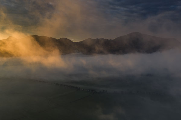 Nebel und Berge im Morgenlicht