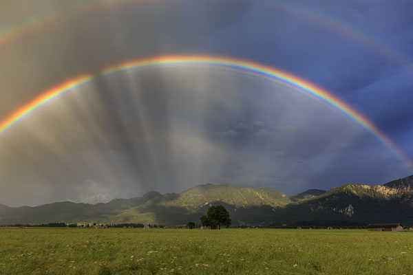 Regenbogen über Bergen