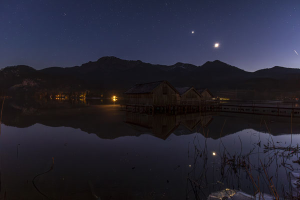 Sterne über einem Bergsee