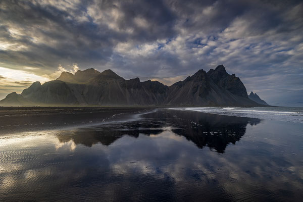 Wolkenstimmung über Bergen am Meer, Vestrahorn, Island