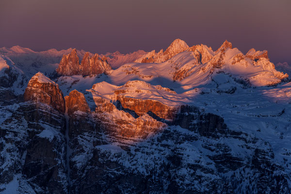 Morgenlicht über verschneiten Bergen, Geislerspitzen, Südtirol, Dolomiten, Italien